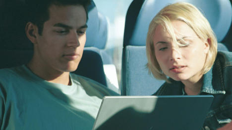 Zugfahren Laptop / 2 Personen ©VOR